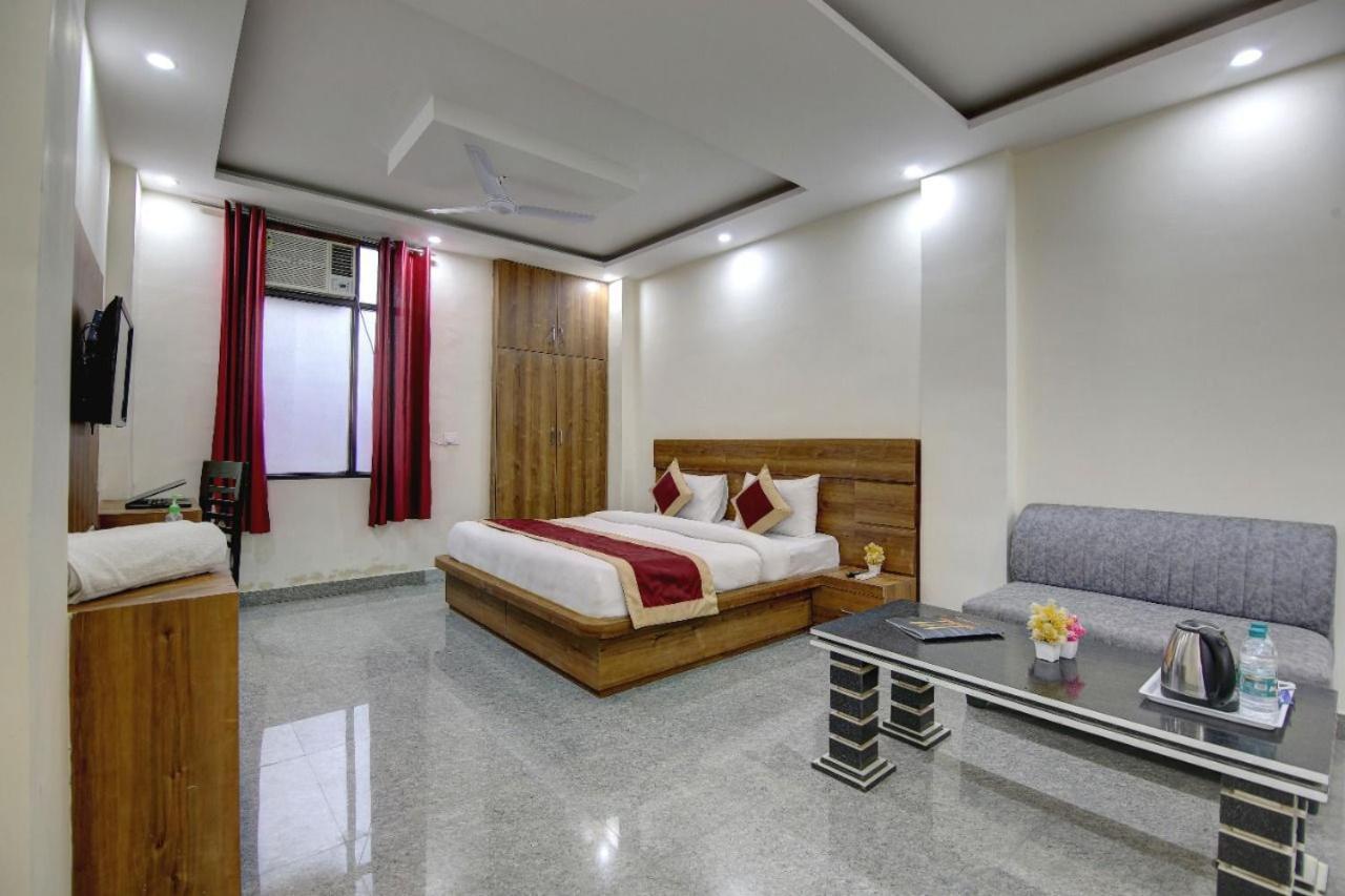 Hotel Premier Noida 135 外观 照片