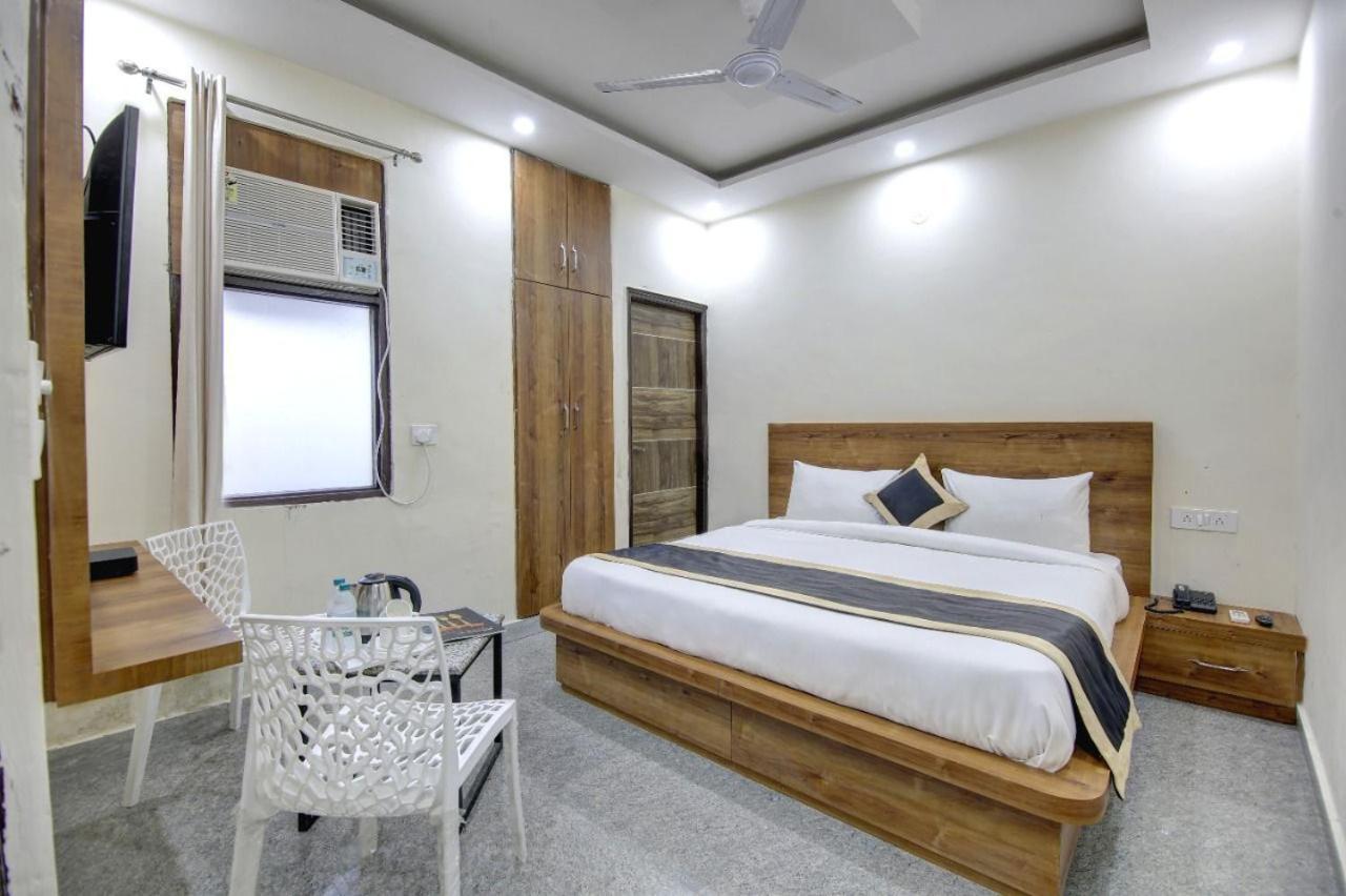 Hotel Premier Noida 135 外观 照片